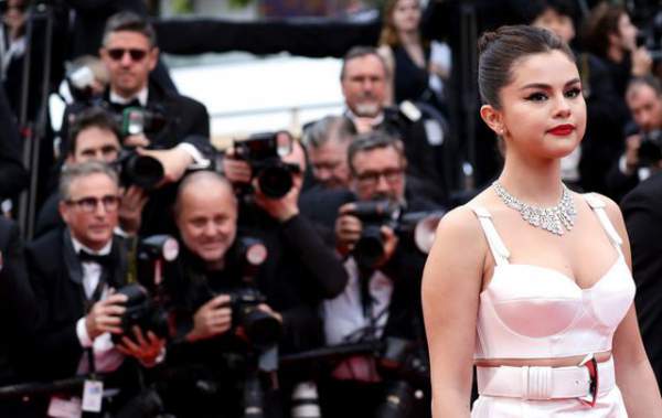 Selena Gomez khoe ngực nảy nở tại LHP Cannes 9