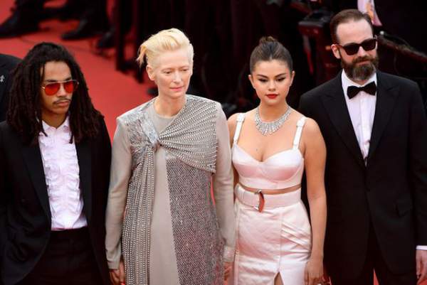 Selena Gomez khoe ngực nảy nở tại LHP Cannes 5
