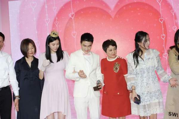 Cộng đồng mạng xứ Trung xôn xao vì màn cầu hôn "như phim" của người mẫu nội y Hề Mộng Dao 9