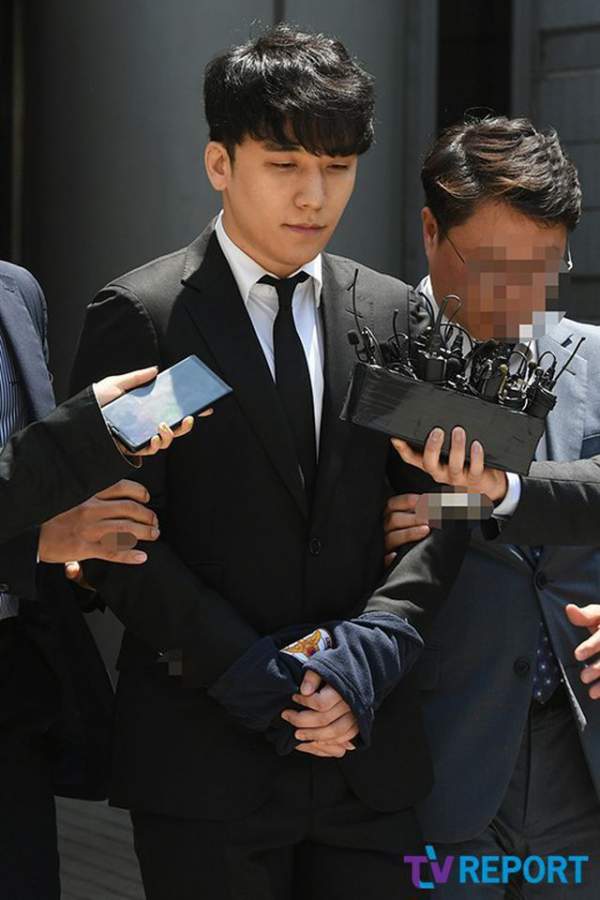 Seungri được thả sau vài tiếng bị còng tay, áp giải về trại tạm giam 4