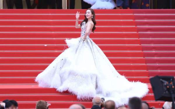 Jessica Jung diện váy cồng kềnh, suýt ngã trên thảm đỏ 12