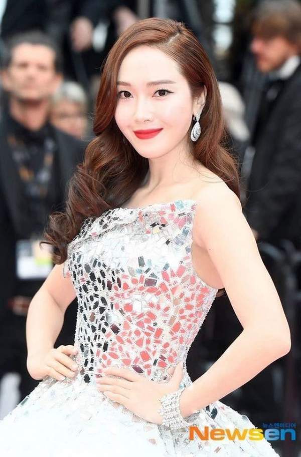 Jessica Jung diện váy cồng kềnh, suýt ngã trên thảm đỏ 3
