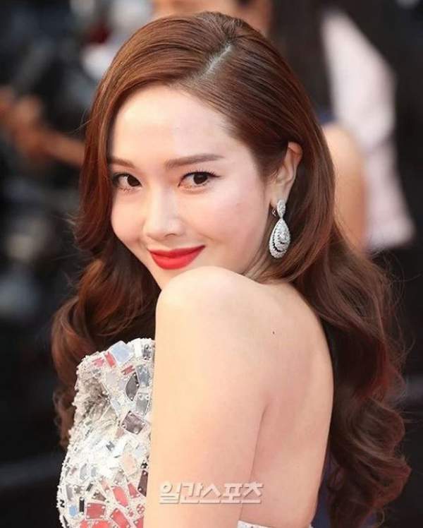 Jessica Jung diện váy cồng kềnh, suýt ngã trên thảm đỏ 7