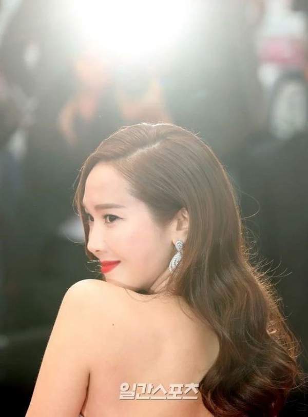 Jessica Jung diện váy cồng kềnh, suýt ngã trên thảm đỏ 10