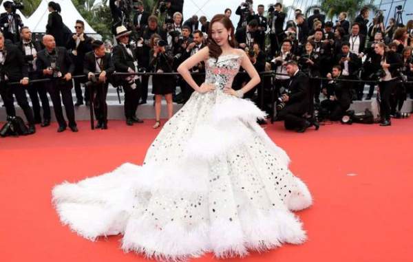 Jessica Jung diện váy cồng kềnh, suýt ngã trên thảm đỏ 13