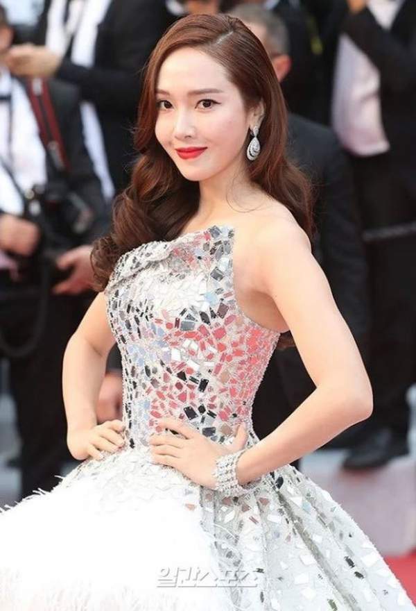 Jessica Jung diện váy cồng kềnh, suýt ngã trên thảm đỏ 8