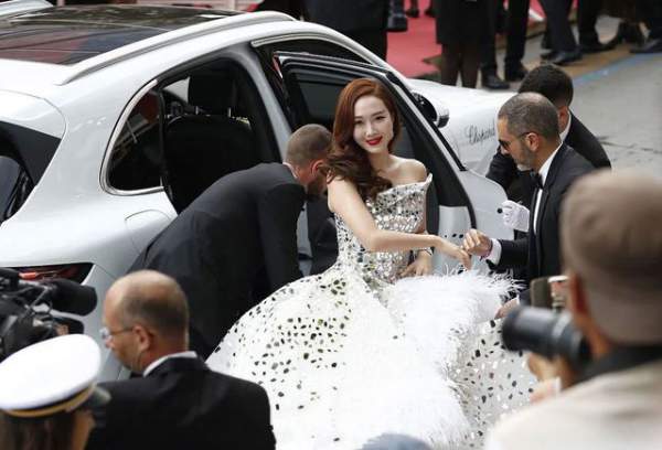 Jessica Jung diện váy cồng kềnh, suýt ngã trên thảm đỏ 4