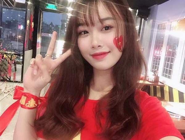 Cô gái yêu tiền đạo nổi tiếng Việt Nam gây bất ngờ với hình ảnh gợi cảm 11
