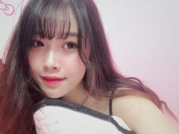 Cô gái yêu tiền đạo nổi tiếng Việt Nam gây bất ngờ với hình ảnh gợi cảm 9