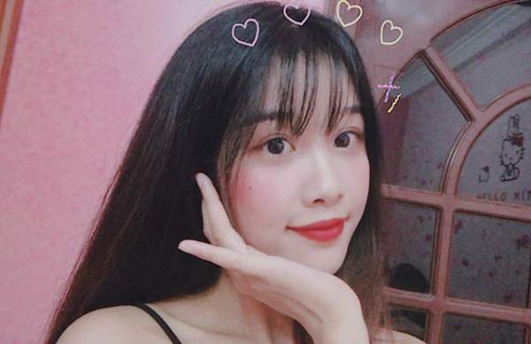 Cô gái yêu tiền đạo nổi tiếng Việt Nam gây bất ngờ với hình ảnh gợi cảm 20