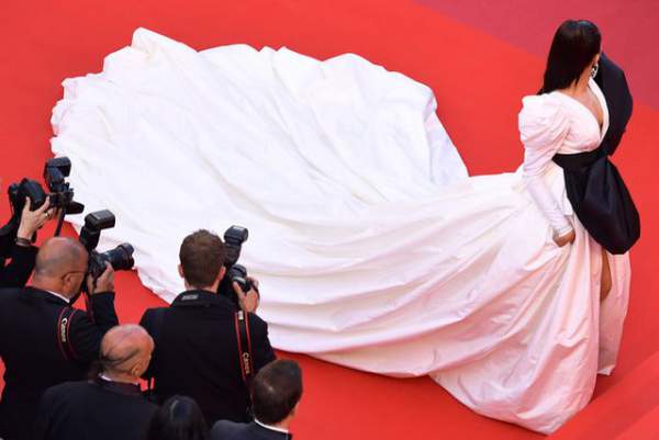 Minh tinh Ấn Độ Deepika Padukone tỏa sáng trên thảm đỏ LHP Cannes 10