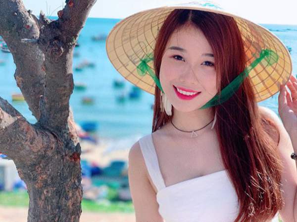Cô gái yêu tiền đạo nổi tiếng Việt Nam gây bất ngờ với hình ảnh gợi cảm 2