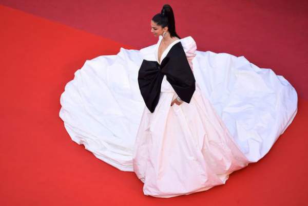 Minh tinh Ấn Độ Deepika Padukone tỏa sáng trên thảm đỏ LHP Cannes 9
