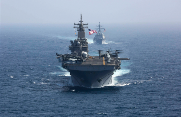 Cận cảnh dàn tàu chiến, máy bay Mỹ phô diễn sức mạnh gần Iran 15