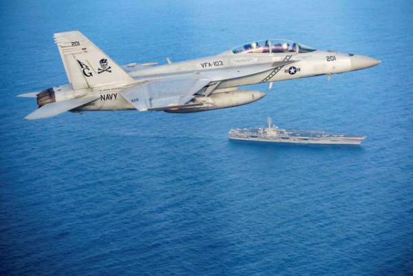Cận cảnh dàn tàu chiến, máy bay Mỹ phô diễn sức mạnh gần Iran 4