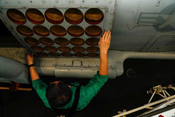 Cận cảnh dàn tàu chiến, máy bay Mỹ phô diễn sức mạnh gần Iran 12