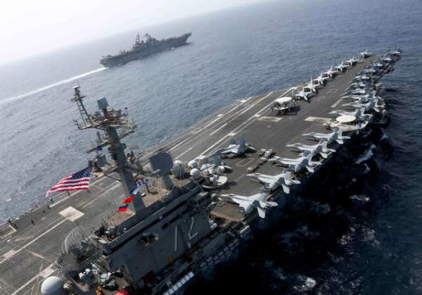Cận cảnh dàn tàu chiến, máy bay Mỹ phô diễn sức mạnh gần Iran 5