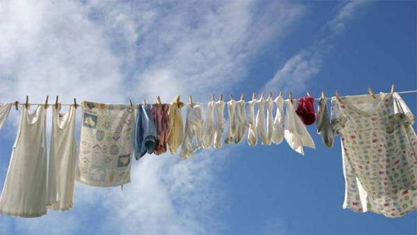 Vì sao quần áo dùng máy sấy làm khô thì mềm, nhưng phơi ngoài nắng lại cứng cong queo? 3
