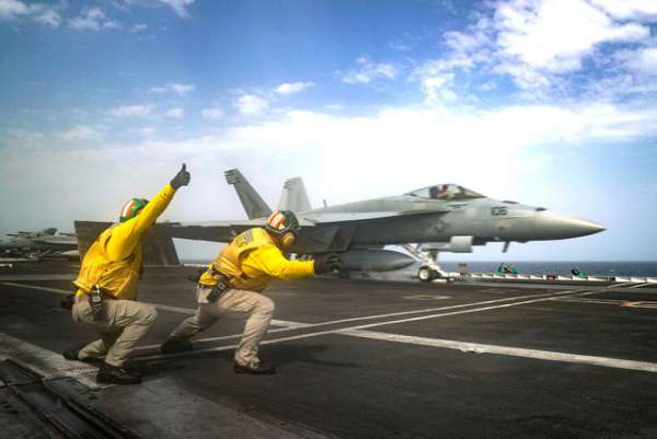 Cận cảnh dàn tàu chiến, máy bay Mỹ phô diễn sức mạnh gần Iran 9