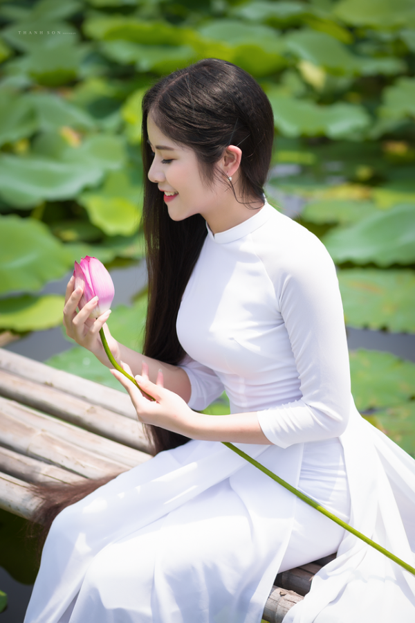 “Công chúa tóc mây” phiên bản Việt khoe sắc bên sen 9