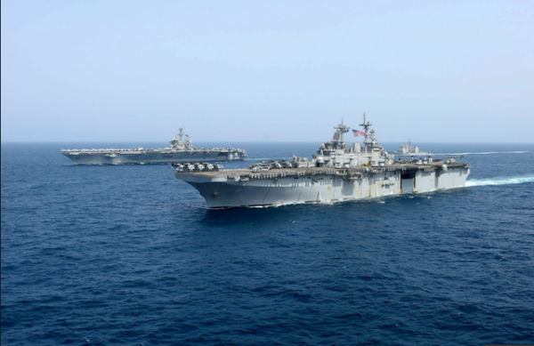 Cận cảnh dàn tàu chiến, máy bay Mỹ phô diễn sức mạnh gần Iran 13