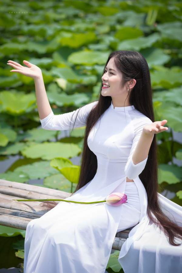 “Công chúa tóc mây” phiên bản Việt khoe sắc bên sen 2
