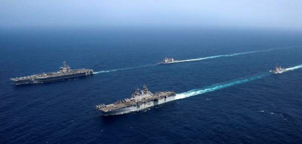 Cận cảnh dàn tàu chiến, máy bay Mỹ phô diễn sức mạnh gần Iran 6