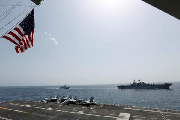 Cận cảnh dàn tàu chiến, máy bay Mỹ phô diễn sức mạnh gần Iran 10