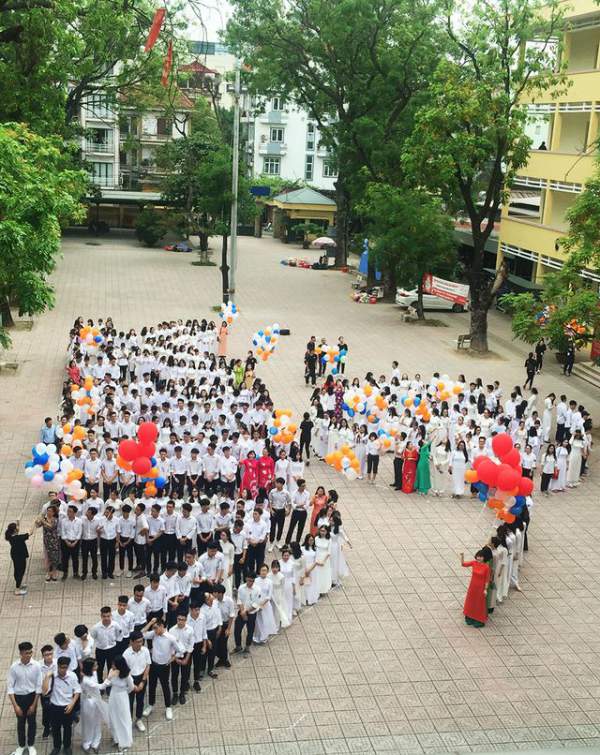Những khoảnh khắc khó quên trong lễ chào cờ cuối cùng của học sinh khối 12 Yên Hoà 9
