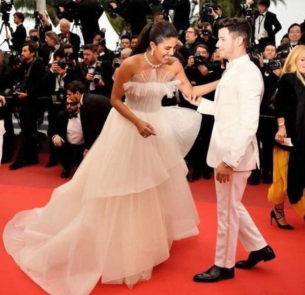 Priyanka Chopra - Nick Jonas: Cặp đôi nổi bật nhất LHP Cannes 7