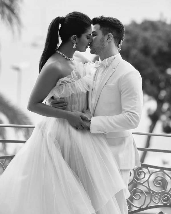 Priyanka Chopra - Nick Jonas: Cặp đôi nổi bật nhất LHP Cannes 10