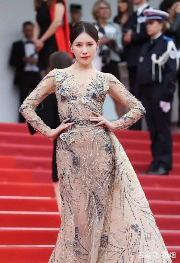 Tâm sự của nữ diễn viên bị chê “câu giờ” trên thảm đỏ Cannes 2