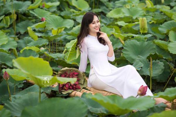 Hoa khôi Imiss Thăng Long đằm thắm giữa hồ sen đầu mùa 4