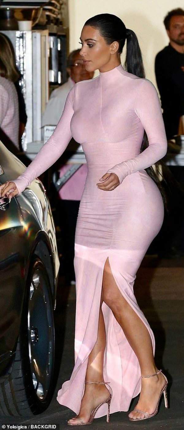Kylie Jenner bốc lửa ra mắt mỹ phẩm mới 8