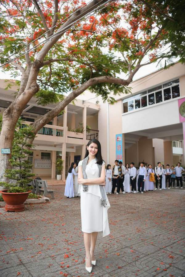 Hoa hậu Thùy Dung đọ dáng cùng Á hậu Thuỳ Dung trên sân trường rợp hoa phượng đỏ 4