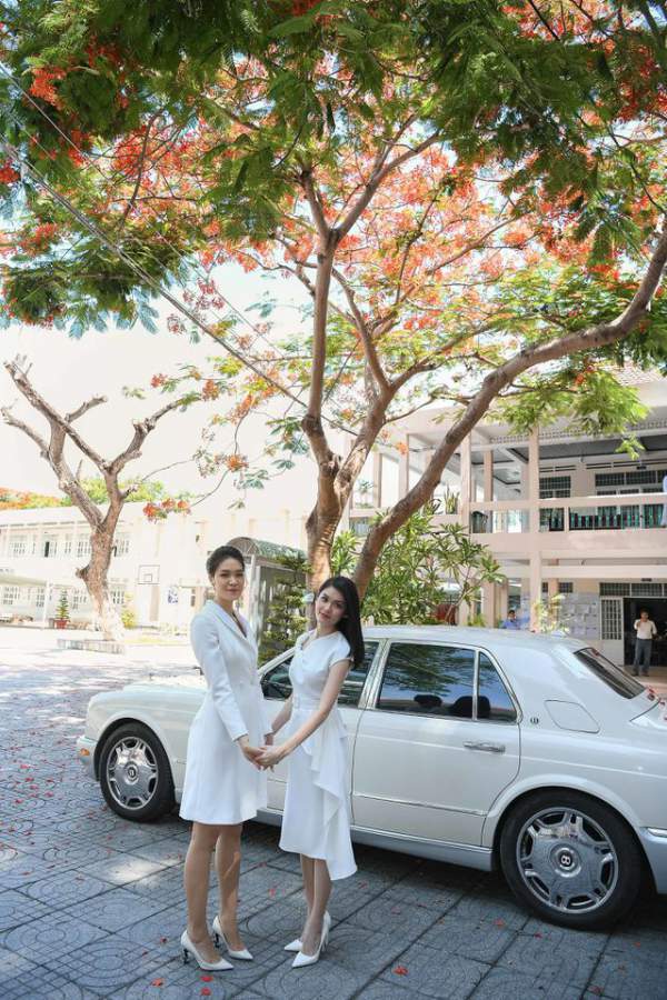 Hoa hậu Thùy Dung đọ dáng cùng Á hậu Thuỳ Dung trên sân trường rợp hoa phượng đỏ 2
