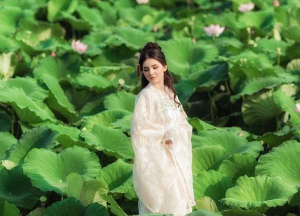 “Búp bê lai” Việt - Nga diện áo yếm, hóa tiên nữ tạo dáng bên hoa sen 5