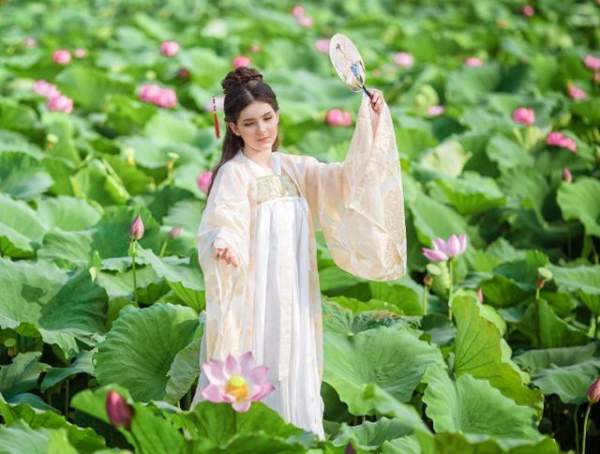 “Búp bê lai” Việt - Nga diện áo yếm, hóa tiên nữ tạo dáng bên hoa sen 7
