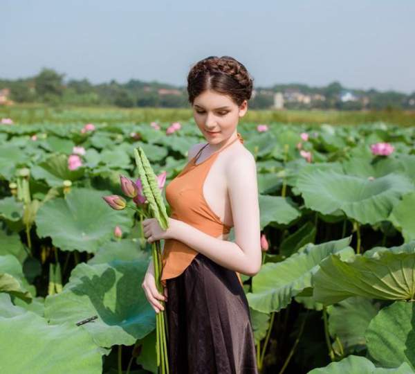 “Búp bê lai” Việt - Nga diện áo yếm, hóa tiên nữ tạo dáng bên hoa sen 2