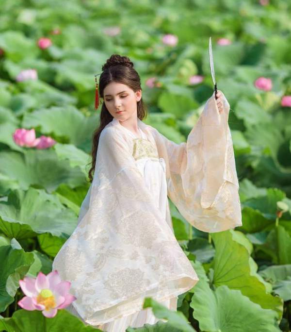 “Búp bê lai” Việt - Nga diện áo yếm, hóa tiên nữ tạo dáng bên hoa sen 8