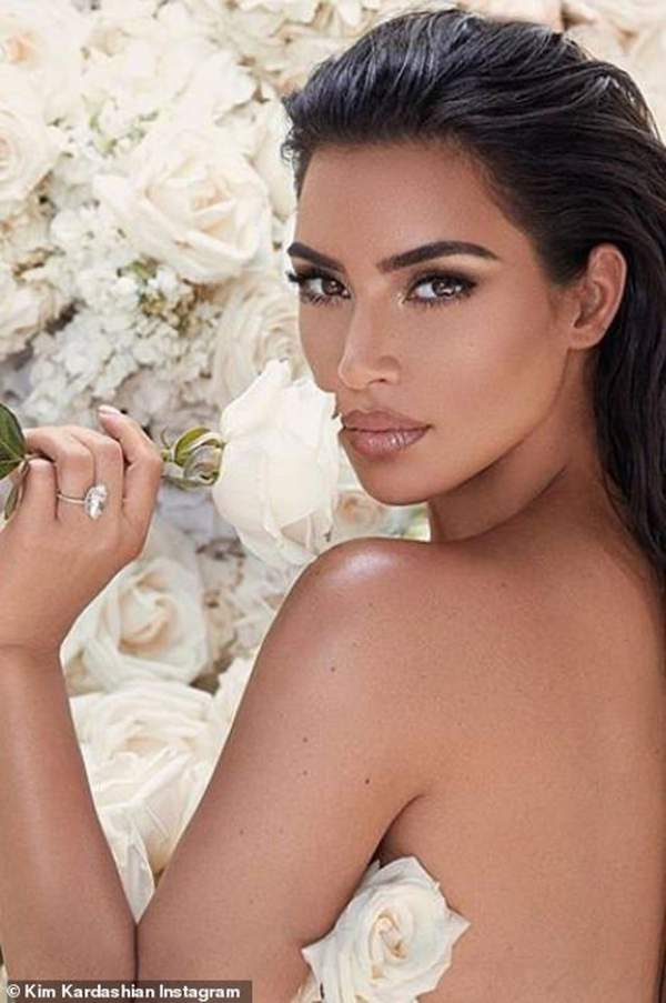 Ảnh cưới chưa từng công bố của Kim Kardashian 9