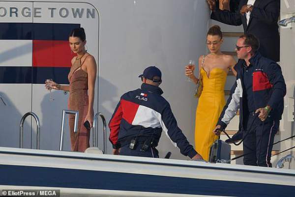 Kendall Jenner vui đùa trên biển cùng Bella Hadid 3