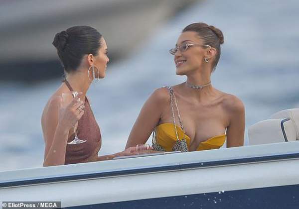 Kendall Jenner vui đùa trên biển cùng Bella Hadid 4