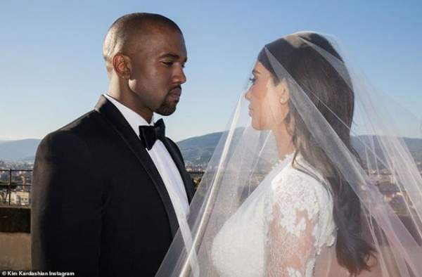 Ảnh cưới chưa từng công bố của Kim Kardashian 4