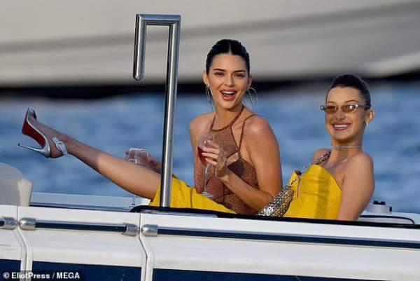 Kendall Jenner vui đùa trên biển cùng Bella Hadid 2