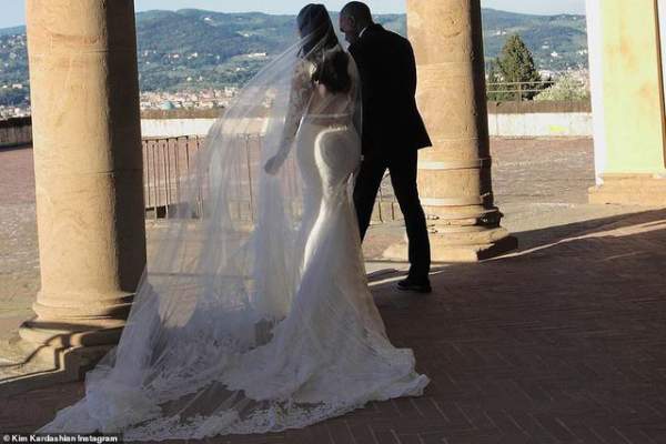 Ảnh cưới chưa từng công bố của Kim Kardashian 6
