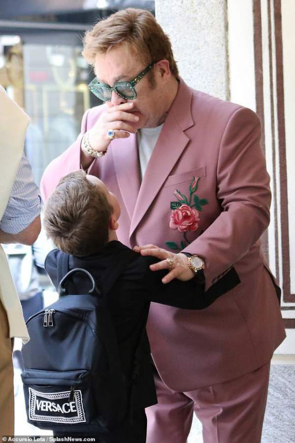 Elton John tình tứ hôn chồng trên phố 8