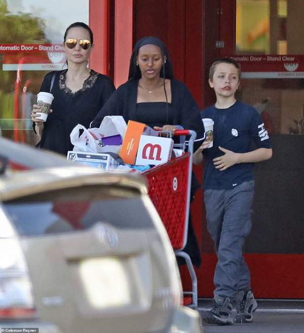 Angelina Jolie dành ngày cuối tuần cho các con 4