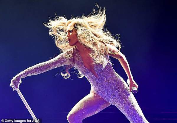 Jennifer Lopez khoe dáng rực lửa trên sân khấu 5