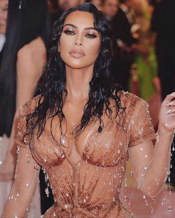 Kim Kardashian mặc táo bạo ra phố 8